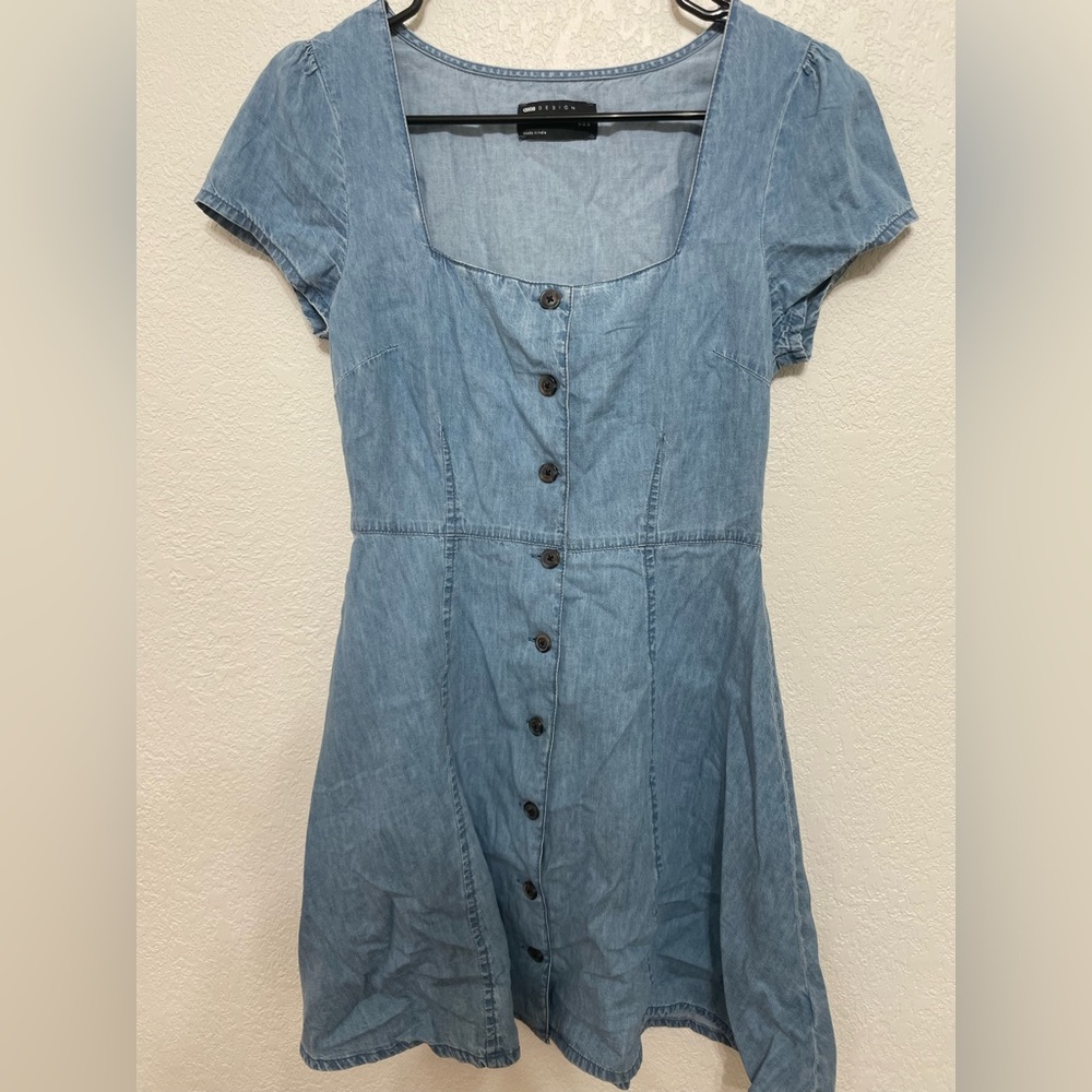 Light blue summery dress it’s size 4 which is small above knee length